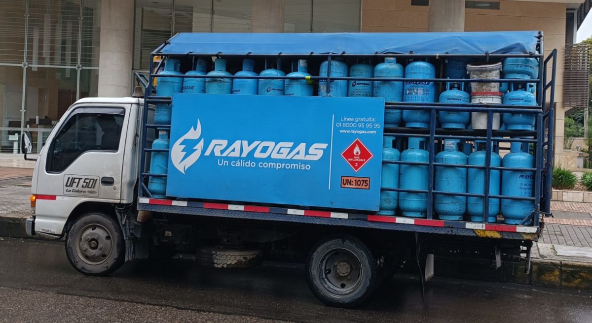 Camión tipo turbo para la distribución de GLP envasado, perteneciente a la compañía RAYOGAS.